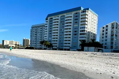 Image de Sarasota - Lido Key Beachfront condo. New Listing recently redecorated.