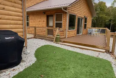 Image de Eureka Springs, Ar. Cozy log cabin studio, sleeps 2-4. Lake view- 15 min to town