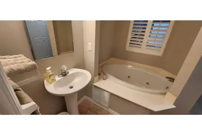 Image de Beautiful 2nd Story Condo