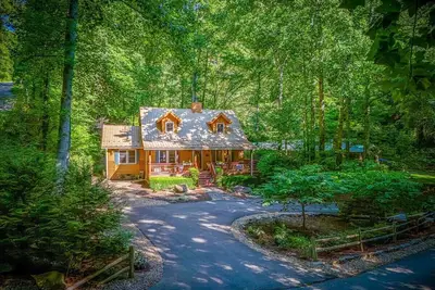 Image de Charming Creek side cottage in Maggie Valley. Close to Cataloochee, and Cherokee