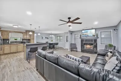 Image de Hidden Vacation Large Home w/ Hot Tub & Game Room