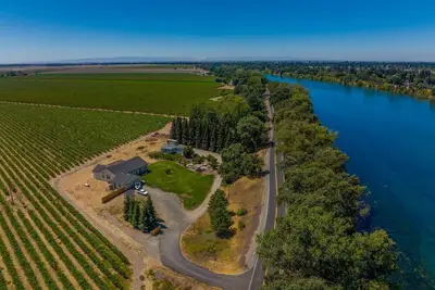 Image de Entire Clarksburg House · Vineyard Vistas: Sip, Stay, and Soak In Luxury