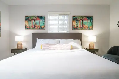 Image de Boutique Designer Retreat w/ Backyard 1 Mile to Beach
