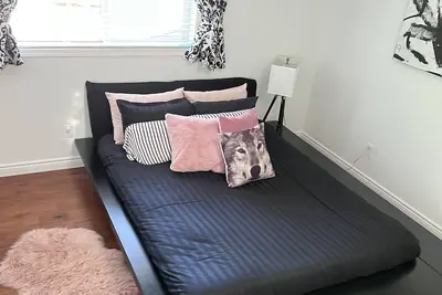 Image de Reno’d home in quiet neighborhood. Close to food parks and shopping