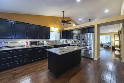 Image de Central Location 4br w\/ Arcades & Spacious Parking