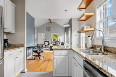 Image de Blue House on the Hill | Mins to Usc | Sleeps 6