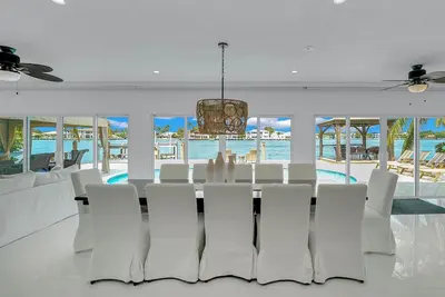 Image de Views-Views-Views! Intracoastal Waterfront Property Walking distance to Beach