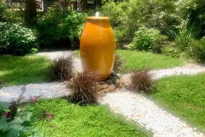 Image de Jungalow Retreat in a Magic Garden-by-the-Sea; 3-min walk to Private Beach