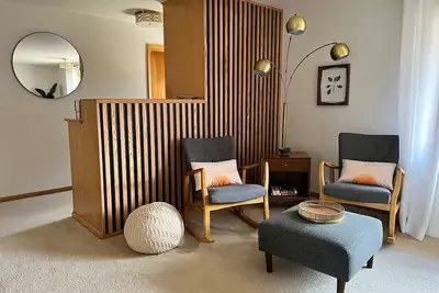Image de Beautifully styled, Mid Century Modern, family friendly Lake Mills House!