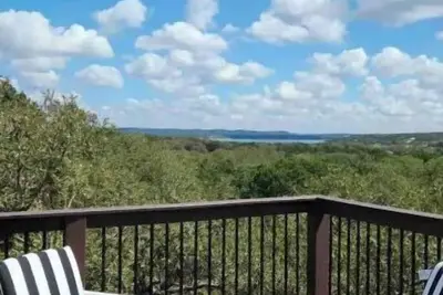 Image de ! ! New! ! Secluded Panoramic Lake & Mountain View Spacious Haus + Mural & Hot Tub