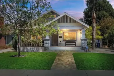 Image de 1921 Craftsman Home in \"Wood Streets\" Near Downtown with Fully Fenced Backyard!