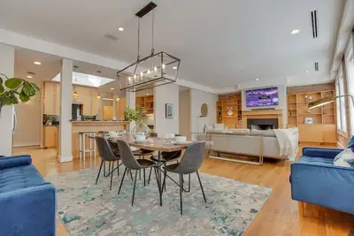 Image de Red Door Apartment | 3-King Beds | Center Of Downtown Greenville