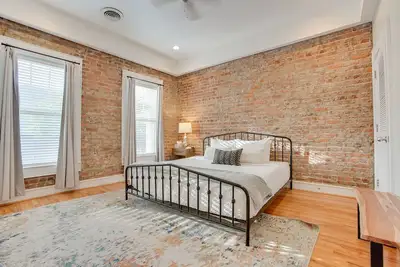 Image de Red Door Apartment 2. 0 | Heart Of Downtown Greenville | Lovesac Bean Bag!