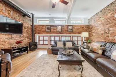 Image de Trio Loft | D-Town Gvl | 65\" Tv + Indoor Fireplace