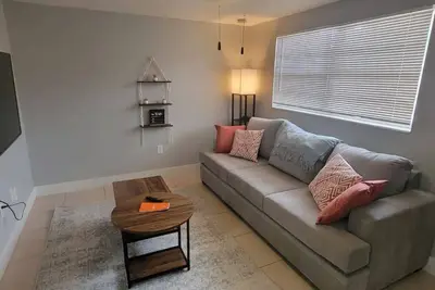 Image de 9606 Unit A · Bohemian 1 bedroom minutes from Busch Gardens
