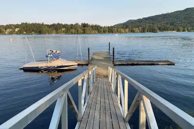Image de Luxury 4 Bedroom Lakehouse with Full Dock Access and Boat Slip