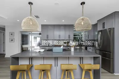 Image de New! Stylish Completely Renovated Modern Home w\/  Heated Pool! 5 min to beach!