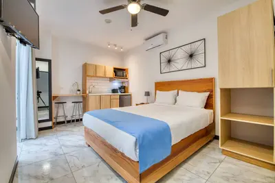 Image de Stylish Downtown Studio Apartment with Patio & A/C!