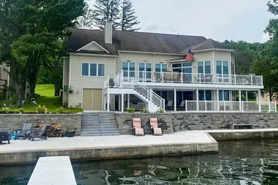 Image de Southwest Shores Chateau: Lakeside Family Getaway!