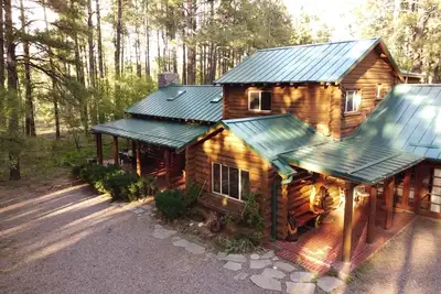 Image de Log cabin on 3 acres bordering national forest