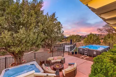 Image de Serene Home ~ Sleeps 16 ~ Kings & Queens~ 2 Kitchens~ Hot Tub ~ Starlink Wifi