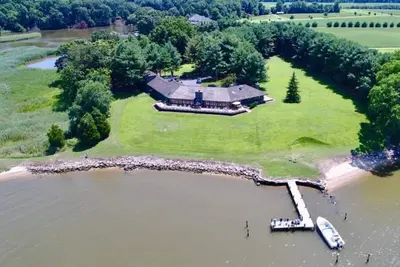Image de Waterfront Estate w Private Pier, Game Room & Bar