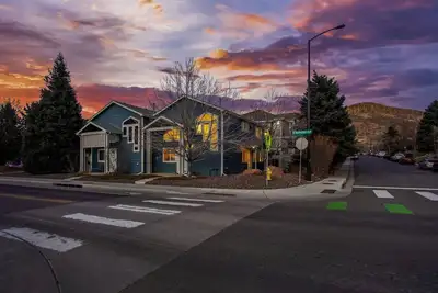 Image de The Golden Townhouse. Walk to downtown and trails. Pets Welcome