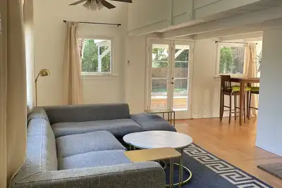 Image de Private Cottage in the Hollywood Hills - Views of the Hollywood Sign