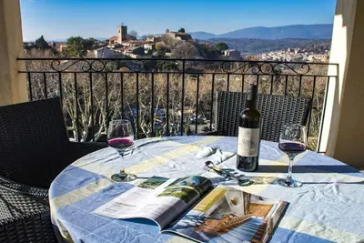 Image de Appartement avec Vue Panoramique, Piscine Chauffée et Parking, proche du centre