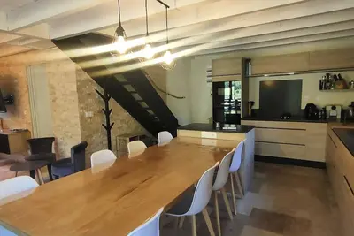 Image de Chalet rénové, 4 chambres, quartier calme, parking