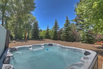 Image de Snow House by Destination Big Bear: Close to Bear Mountain! Hot Tub! Fully Fenced Backyard! Arcade Games!
