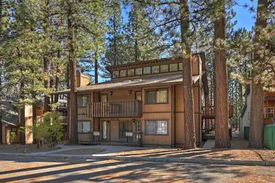 Image de Summit Run by Destination Big Bear: Walking Distance to Snow Summit! Close to the Lake! Minutes from the Village!
