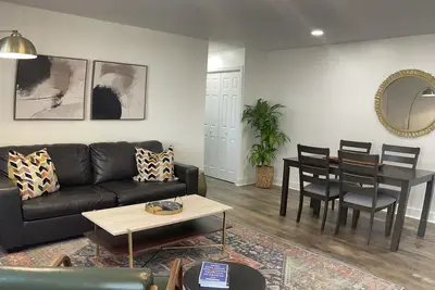 Image de Stylish downtown condo with amazing views.
