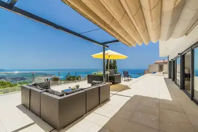Image de Villa La Perla avec piscine privée chauffée et vue imprenable