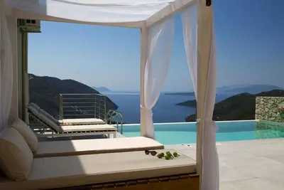 Romantic Villa Gialos over Mikros Gialos