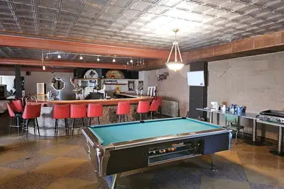 Image de X-Lg Man Cave. . . \n The gang\/ continue the party after @ Aaoa Park! ! \n8 min away! !