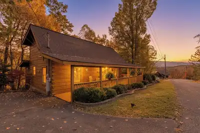 Image de This spectacular 2 bedroom, 2 bath Smoky Mountain log cabin offers the perfect getaway!