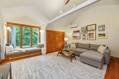 Image de Renovated Private Guest House by Evergreen Home