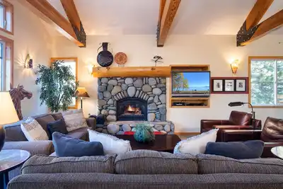 Image de Spacious Summer Getaway w/ Huge Deck, Hot Tub, Hoa Pool & Rec Center Access