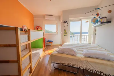 Image de Big apartment with a balcony right next to the sea
