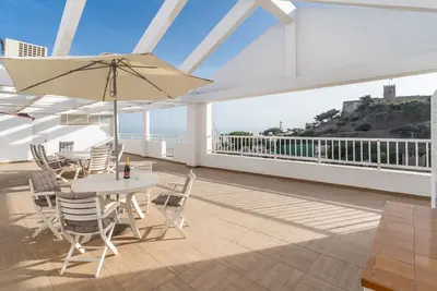 Appartement \"Ático Castillo\" avec vue sur la mer, piscine partagée et Wi-Fi.