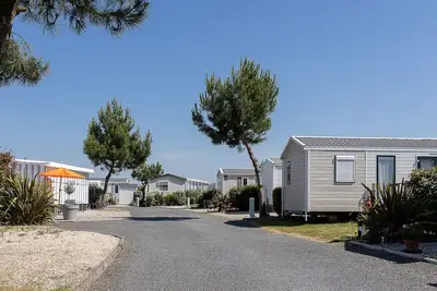 Image de Camping \"Villa Landreau\" avec terrasse privée, piscine partagée et Wi-Fi