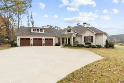 Image de Newer construction, professionally decorated on the water.
