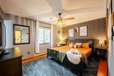 Image de Near Lake, Indoor Pool, Firepit, Bbq, King Bed, Gym, Free Amenities, A/C