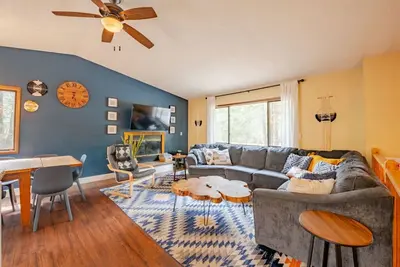 Image de Indoor Pool, Firepit, Bbq, Gym, King Bed, Sauna, Lake Nearby, A/C, Amenities