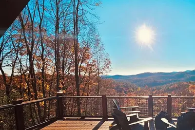 Image de Top of the mountain! Cozy 3-Level Log Cabin with Stunning Mountain Sunset Views.