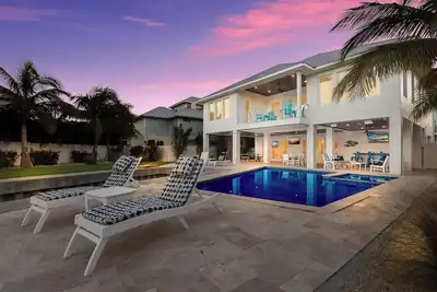 Image de Luxury Canalfront Retreat with Dock, Pool, Spa and Game Room