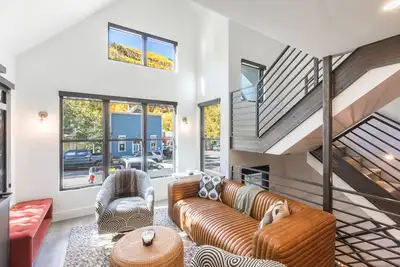 Image de Fully Remodeled Luxury Townhome With (1) Covered Parking Spot