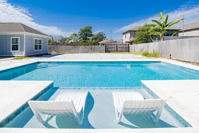 Image de Family Fun Awaits: The Sweet & Salty Coastal-Casual Haven with Inviting Pool!