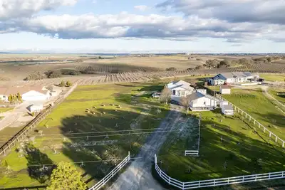 Image de Two Adjacent Farmhouses on 4 acres. Sleeps up to 20. Pet Friendly